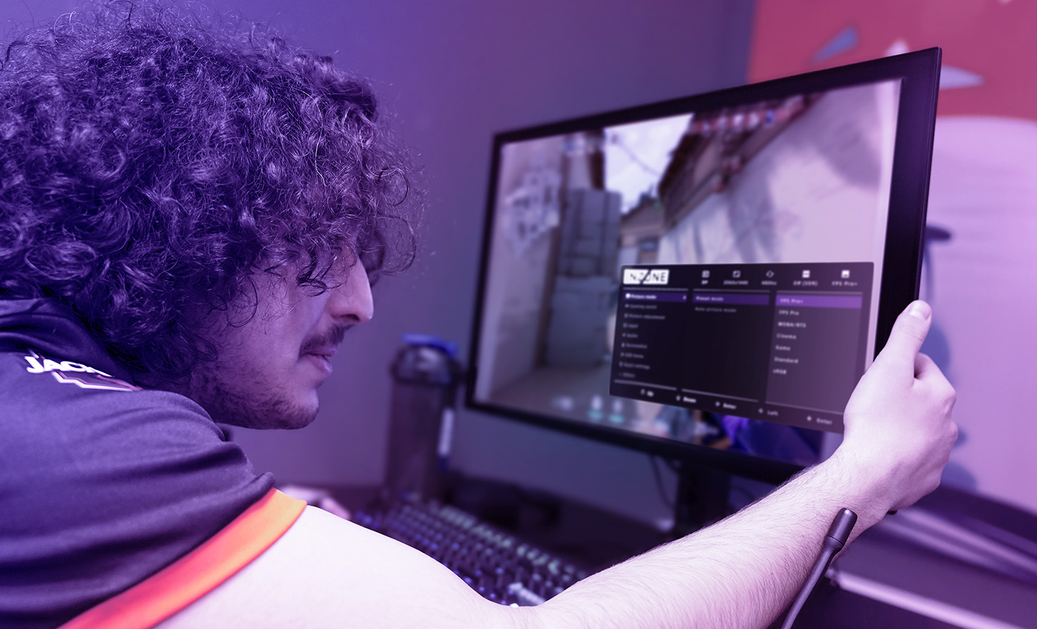  A FNATIC player closely analysing game data on the new M10S Gaming Monitor
